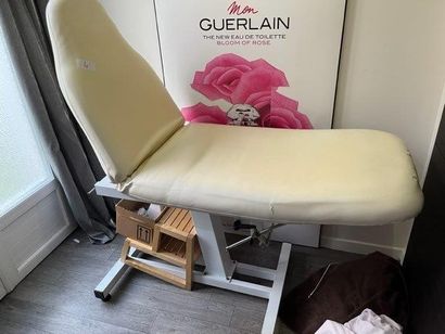 - 1 lit de soins
- 1 étagère colonne en stratifié...