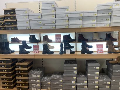 STOCK : 1 important stock d'environ 925 paires...