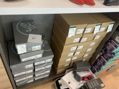 STOCK : 1 important stock d'environ 925 paires...