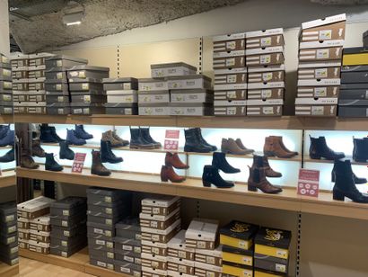 STOCK : 1 important stock d'environ 925 paires...