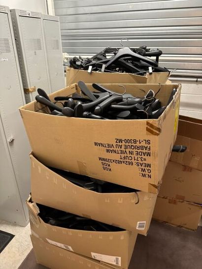 +/-2000 cintres en bois et plastique logotypés...
