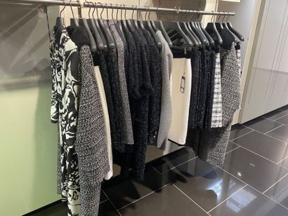 Stock d'environ 195 vêtements féminins ESCADA...