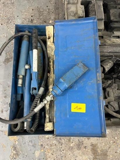 2 vérins de fosse dont 1 hydraulique 