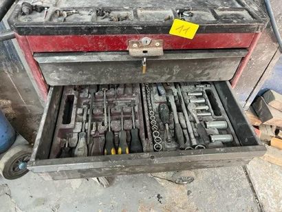 - 1 établi avec étau
- 1 enclume
- 1 pistolet...