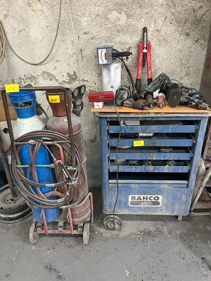 - 1 établi avec étau
- 1 enclume
- 1 pistolet...