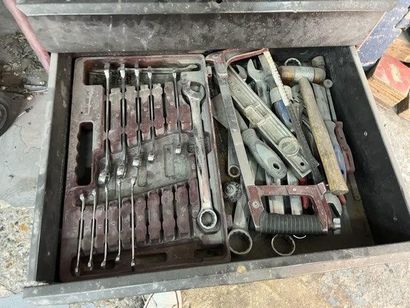 - 1 établi avec étau
- 1 enclume
- 1 pistolet...