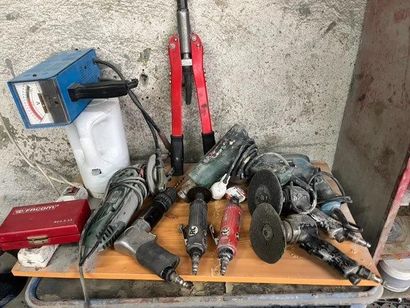 - 1 établi avec étau
- 1 enclume
- 1 pistolet...