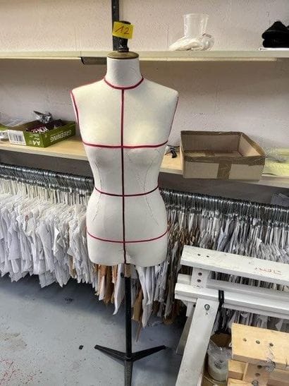 - 2 Tréteaux en bois ajustable
- 1 Mannequin...