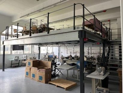 2 Mezzanines (7 x 8 mètres) avec 2 escaliers...