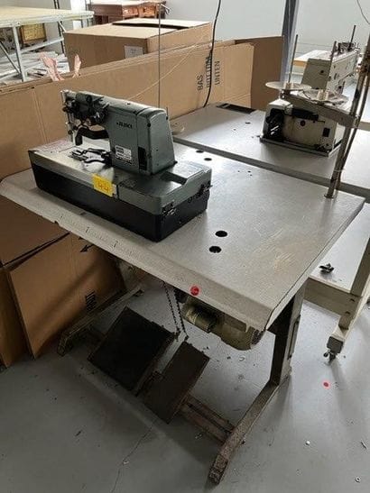 1 Machine à coudre les boutonnières JUKI...