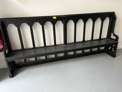 1 Banc en bois noir de style avec dossier...