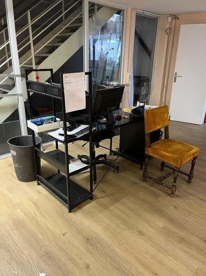 - 2 Bureaux plateau en verre
- 1 table bureau...
