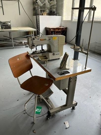 1 Machine pose boutons SIRUBA KAULIN MFG...