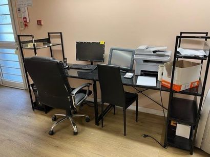 - 2 Bureaux plateau en verre
- 1 table bureau...