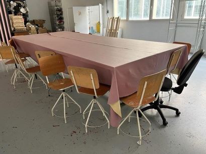- 1 Grande table de coupe basculante servant...