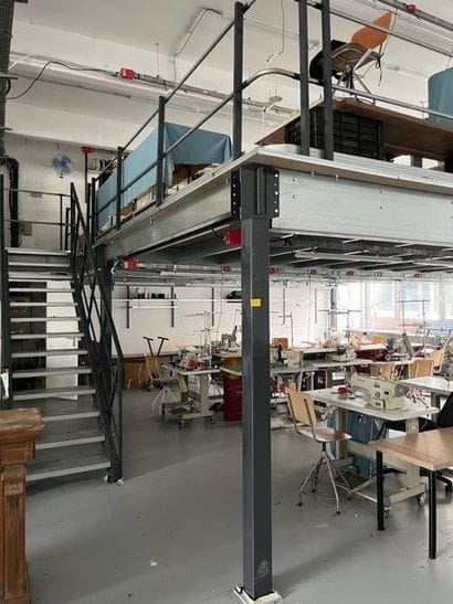 2 Mezzanines (7 x 8 mètres) avec 2 escaliers...