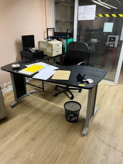 - 2 Bureaux plateau en verre
- 1 table bureau...