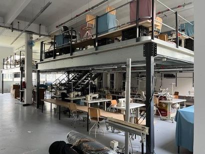 2 Mezzanines (7 x 8 mètres) avec 2 escaliers...