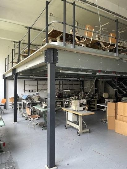 2 Mezzanines (7 x 8 mètres) avec 2 escaliers...