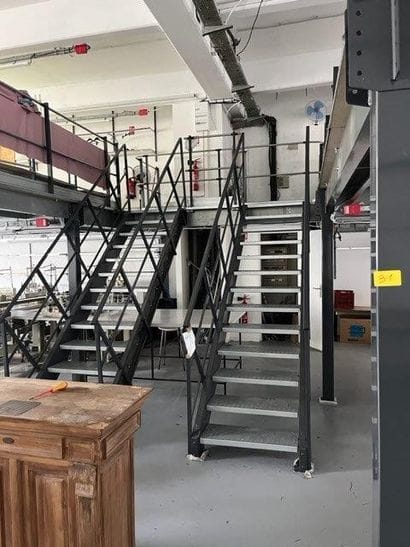 2 Mezzanines (7 x 8 mètres) avec 2 escaliers...