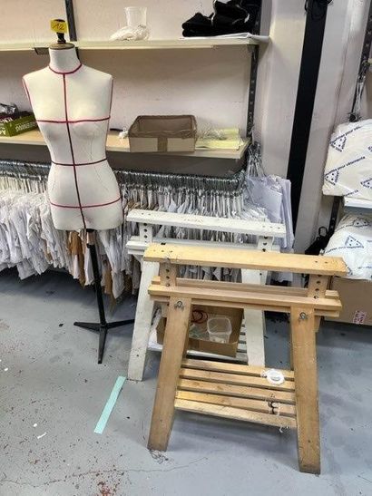 - 2 Tréteaux en bois ajustable
- 1 Mannequin...