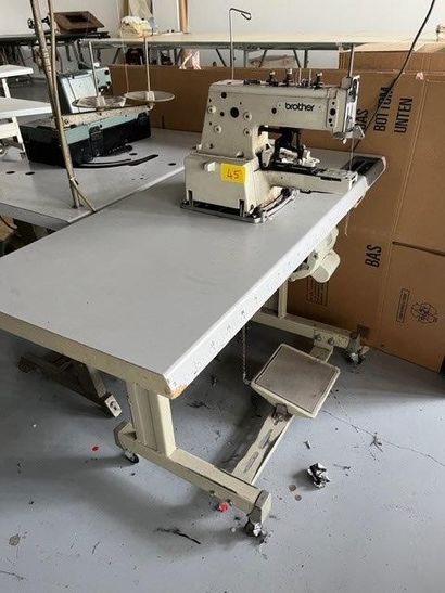1 Machine pose boutons BROTHER