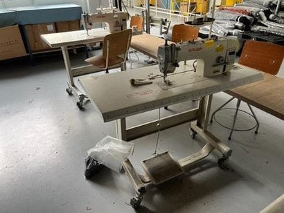 2 Machines à coudre plate SIRUBA DL7200-...