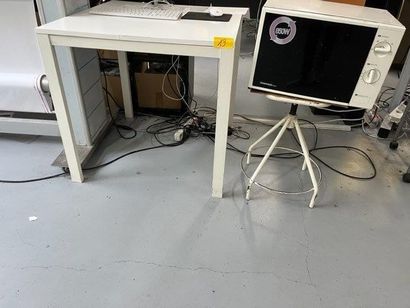 - 1 Desserte 2 niveaux
- 1 Table carrée
-...