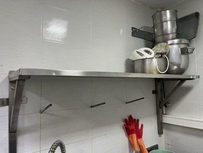 - 1 plonge inox 1 bac 
- 1 niveau murale...