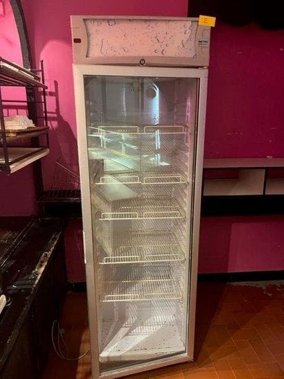 2 vitrines réfrigérées ouvrant à 1 porte...