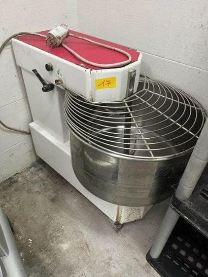 1 batteur cuve inox avec accessoires