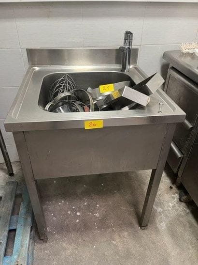 - 1 plonge inox 1 bac 
- 1 niveau murale...