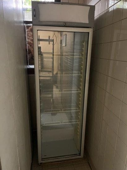 2 vitrines réfrigérées ouvrant à 1 porte...