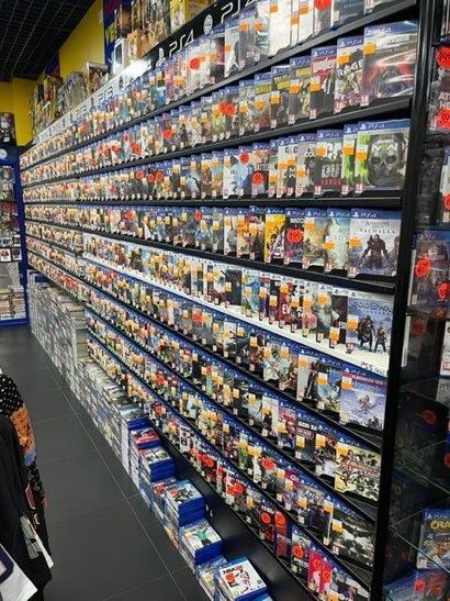 STOCK : Stock composé de : Jeux vidéos, accessoires,...