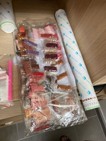 STOCK : 
- (+/-) 138 kits de broderie logotypés...
