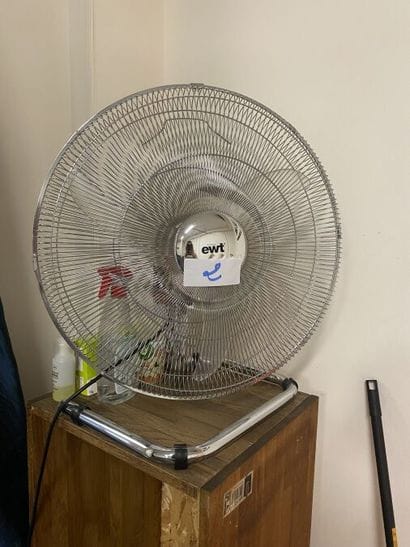 - 1 ventilateur EWT
- 1 horloge-chronomètre...