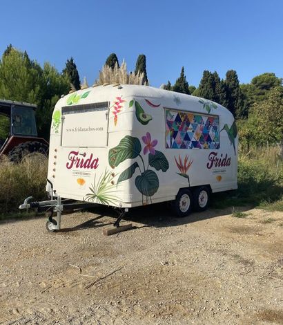 1 caravane vintage à décorations florales...