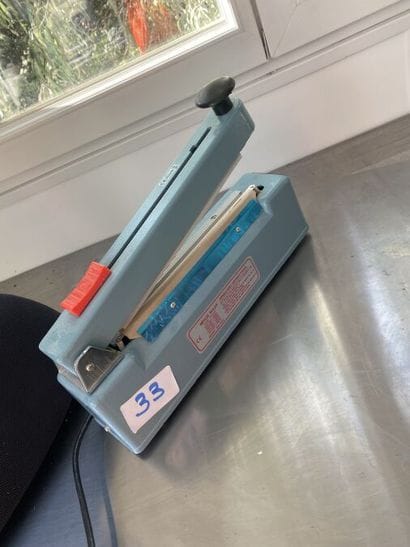 1 petite machine à sceller

VENTE AUX ENCHERES...