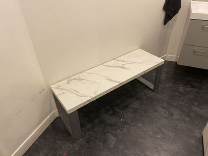 - 2 bancs, piètement métal et revêtement...
