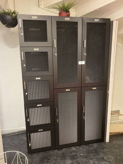 1 bloc vestiaire métal grillagé à 8 portes

VENTE...