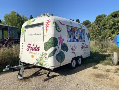 1 caravane vintage à décorations florales...