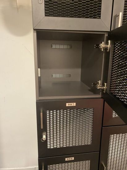 1 bloc vestiaire métal grillagé à 8 portes

VENTE...