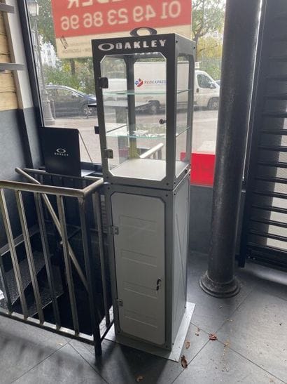 2 vitrines en métal gris logotypées OAKL...
