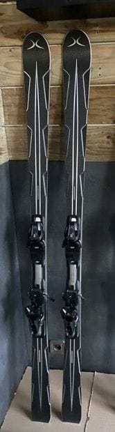 1 paire de ski INDIGO noir à motifs géométriques,...