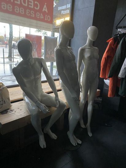 2 mannequins homme en PVC blanc
1 mannequin...