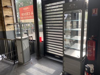 2 vitrines en métal gris logotypées OAKL...