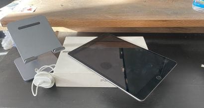 1 Ipad n°Y090M56FMY
1 support
1 chargeur
(boite...