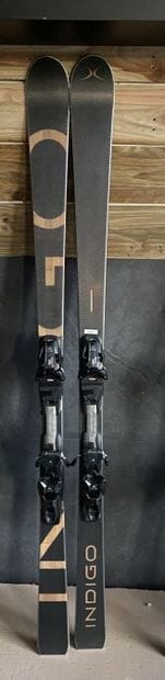 1 paire de ski INDIGO noir effet carbone...