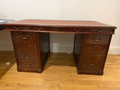 - 1 oval table (accidents)
- 1 mahogany-veneered...