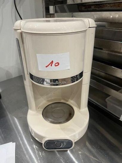 - 1 machine à café MOULINEX
- 1 machine à...